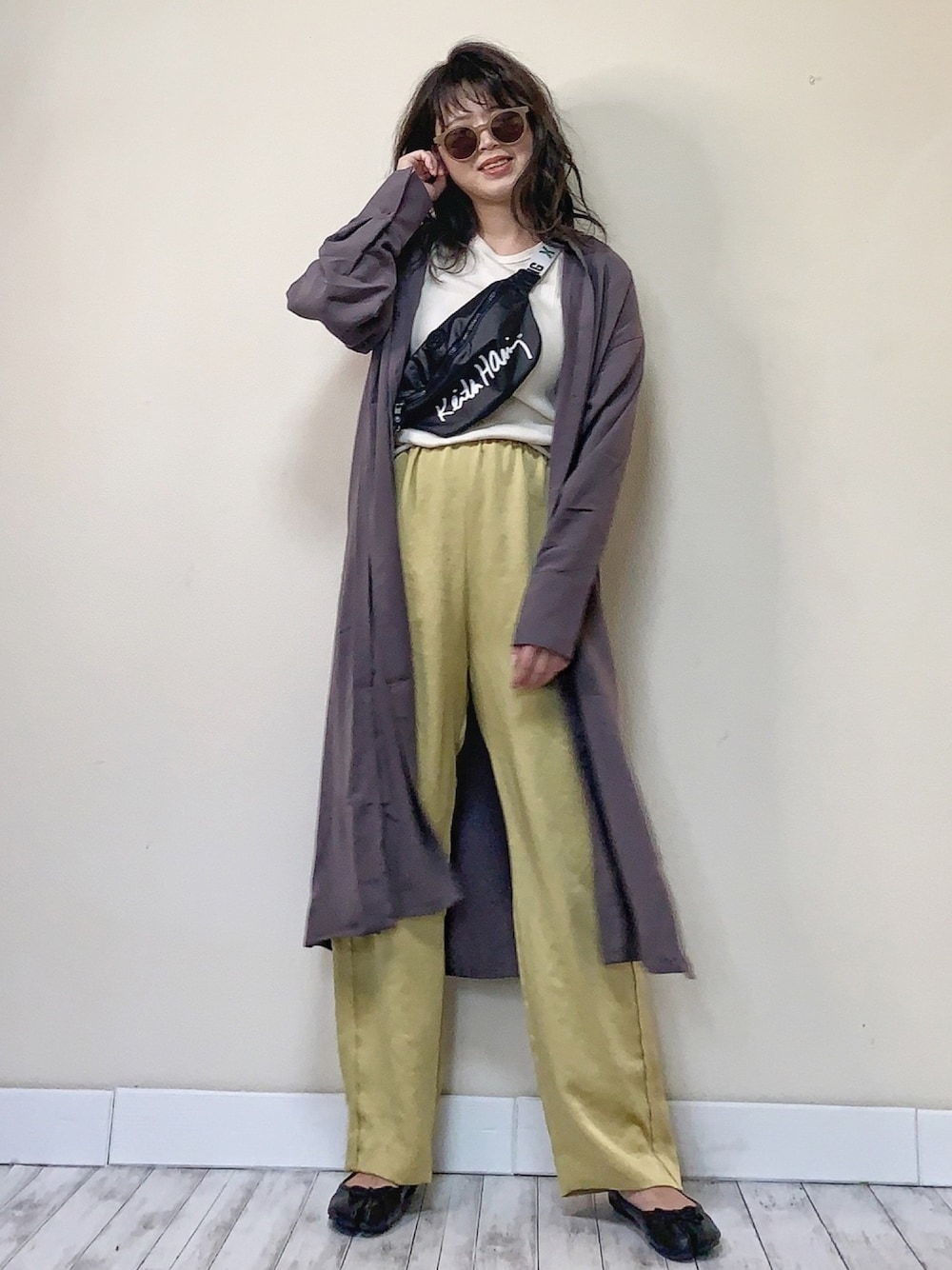 「大人カジュアル、ロングシャツ、バンドカラーシャツ、ボディバッグ、カラーパンツ、サテンパンツ、足袋バレエ、kipling、バレエシューズ、ウエストポーチ」｜「titivateのﾊｲｽﾘｯﾄﾊﾞﾝﾄﾞｶﾗｰﾛﾝｸﾞｼｬﾂ（シャツ/ブラウス、グレー系）」を使った、Miiさん（レディース・159cm）の秋コーディネートの1枚目の写真