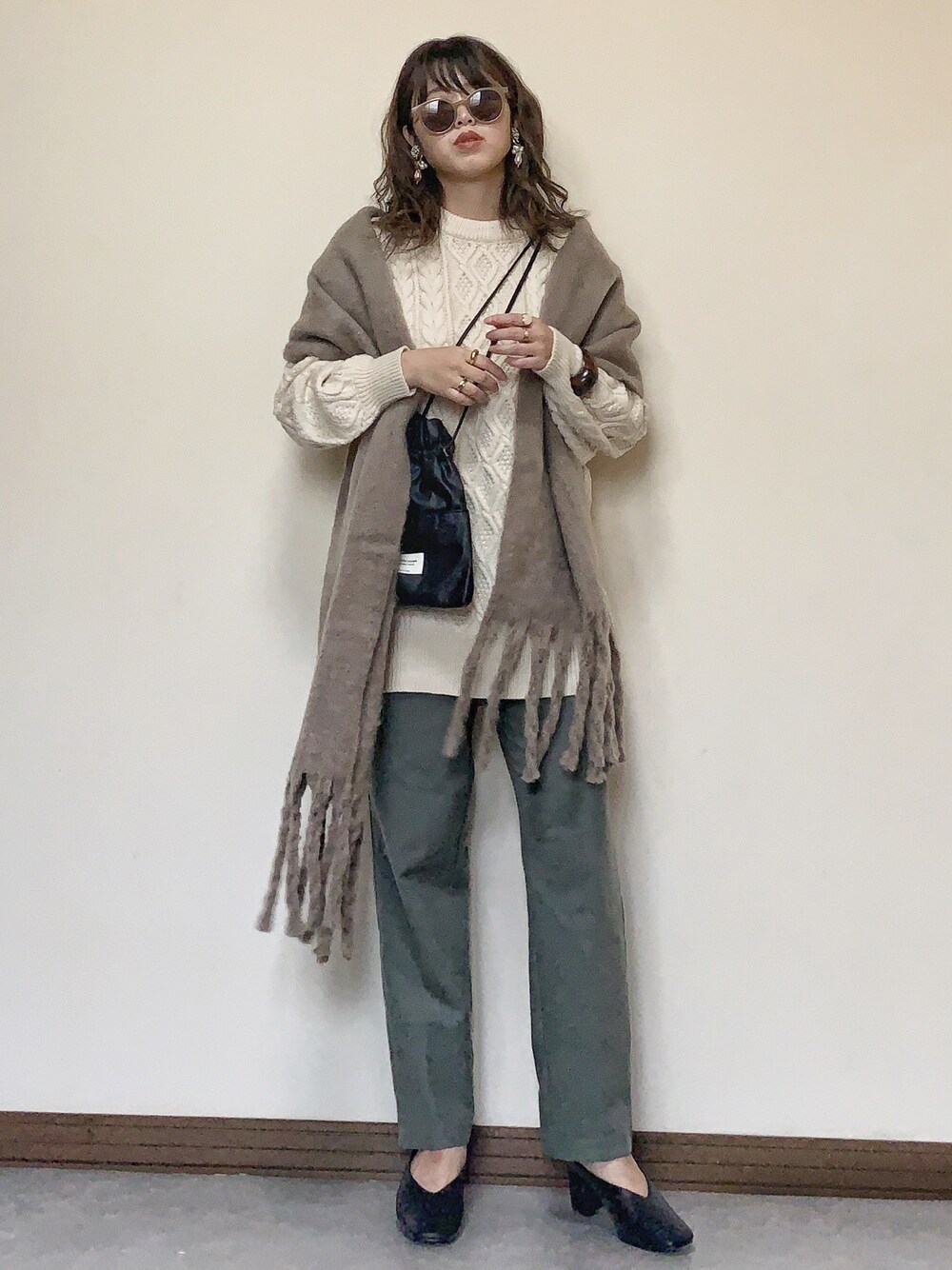 「秋のコーデ、ケーブルニット、白ニット、カラーパンツ、くすみカラー、グリーン、マフラー、巾着バッグ、MATCH&more、プチプラ」｜「MATCH&moreのオーバーサイズケーブルニット（ニット/セーター、ホワイト系）」を使った、Miiさん（レディース・159cm）の秋コーディネートの1枚目の写真