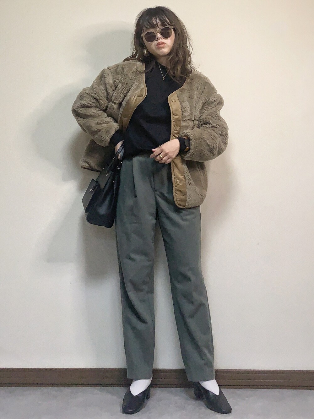 「ボア、ボアジャケット、ボアブルゾン、くすみカラー、くすみグリーン、モックネック、オトナカジュアル、白ソックス、SonnyLabel、USポロ」｜「URBAN RESEARCH Sonny Labelの【WEB限定】リバーシブルボアブルゾン（ブルゾン、ベージュ系）」を使った、Miiさん（レディース・159cm）の秋コーディネートの1枚目の写真