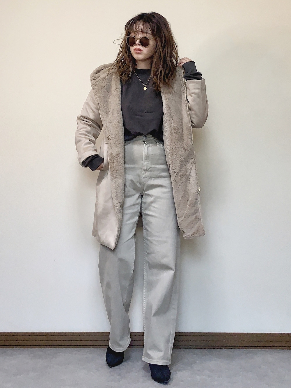 「ベージュコーデ、デニム、デニムパンツ、エコファー、フードコート、ヒートテックコットンクルーネックT、UNIQLO U、ユニクロ、melirich、オトナカジュアル」｜「Meli richのスウェードタッチフード付きコート（ムートンコート、ベージュ系）」を使った、Miiさん（レディース・159cm）の秋コーディネートの1枚目の写真