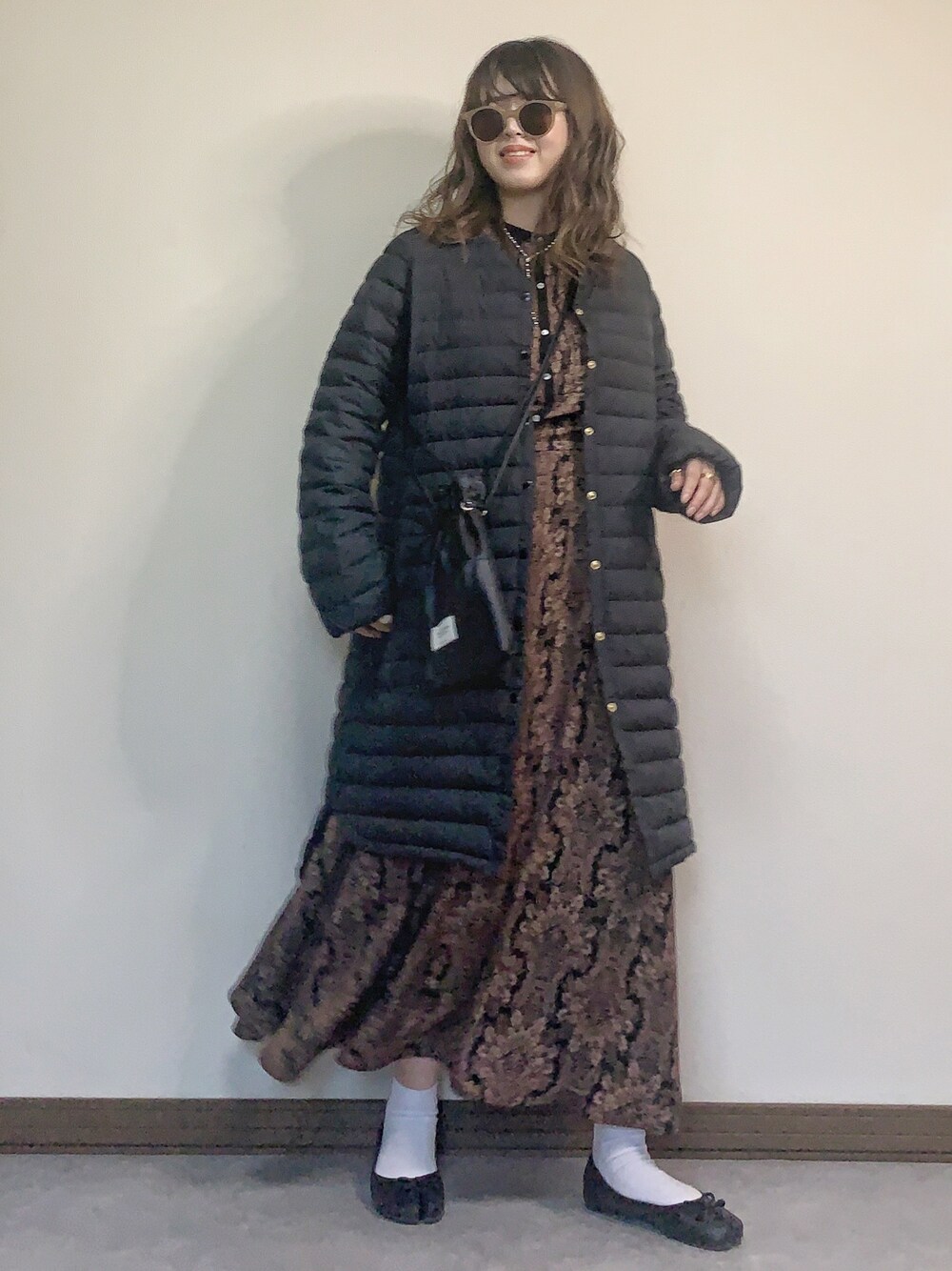 「ロングワンピース、足袋バレエ、Traditional Weatherwear、SonnyLabel、大人ガーリー、キレイめ、ダウンコート、ロングダウン」｜「Traditional WeatherwearのARKLEY LONG DOWN PACKABLE（ダウンジャケット/コート、ブラック系）」を使った、Miiさん（レディース・159cm）の秋コーディネートの1枚目の写真
