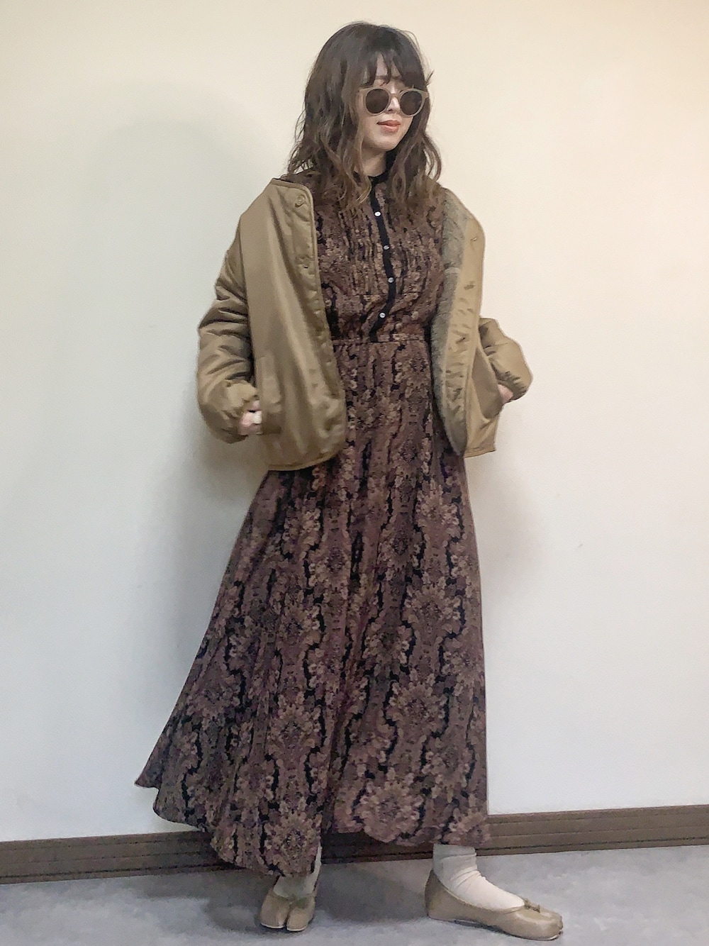 「ボア、ロングワンピース、柄ワンピース、バレエシューズ、足袋バレエ、ボアジャケット、SonnyLabel、デートスタイル（WOMEN）、クリスマス、大人女子」｜「URBAN RESEARCH Sonny Labelのダマスクプリントワンピース（ワンピース、ブラック系）」を使った、Miiさん（レディース・159cm）の秋コーディネートの1枚目の写真