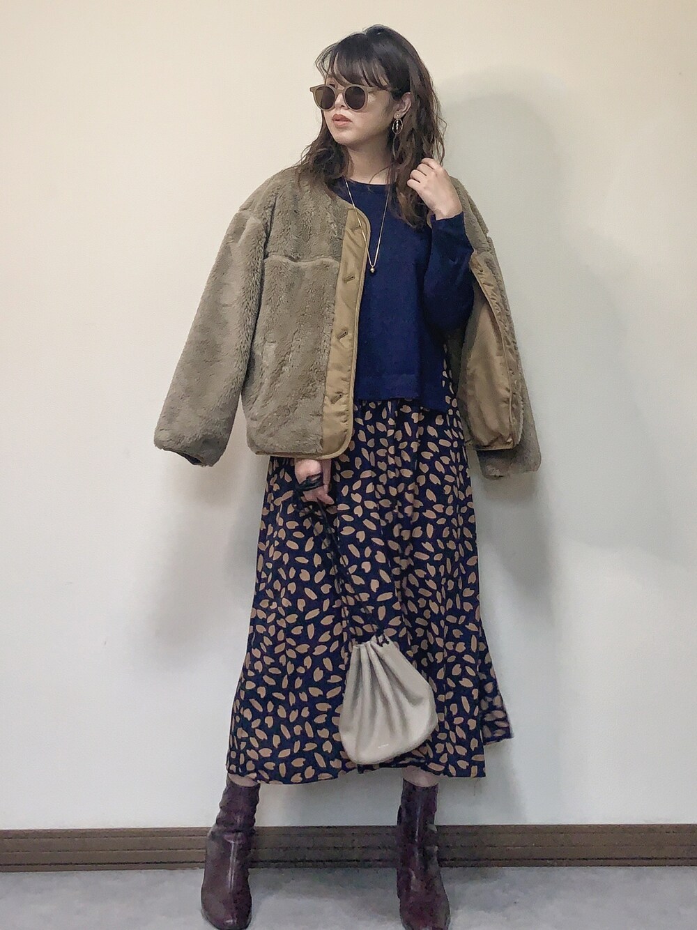 「ブーツ、巾着バッグ、スクエアトゥ、ロングワンピース、ワンピース、ボアブルゾン、ドッキングワンピ、ネイビー、SonnyLabel、ボアジャケット」｜「URBAN RESEARCH Sonny Labelの【WEB限定】リバーシブルボアブルゾン（ブルゾン、ベージュ系）」を使った、Miiさん（レディース・159cm）の冬コーディネートの1枚目の写真
