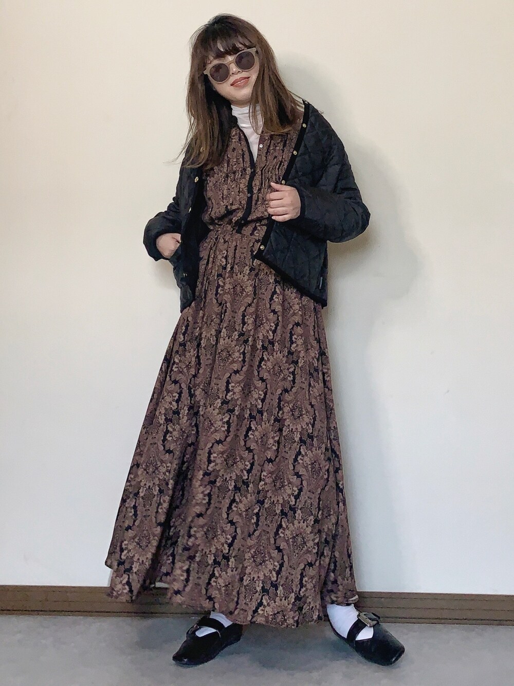 「キルティングジャケット、柄ワンピース、ワンピース、ロングワンピース、スクエアトゥ、SonnyLabel、ハイネック、レイヤードスタイル、ママコーデ、シンプルコーデ」｜「URBAN RESEARCH Sonny Labelのダマスクプリントワンピース（ワンピース、ブラック系）」を使った、Miiさん（レディース・159cm）の冬コーディネートの1枚目の写真