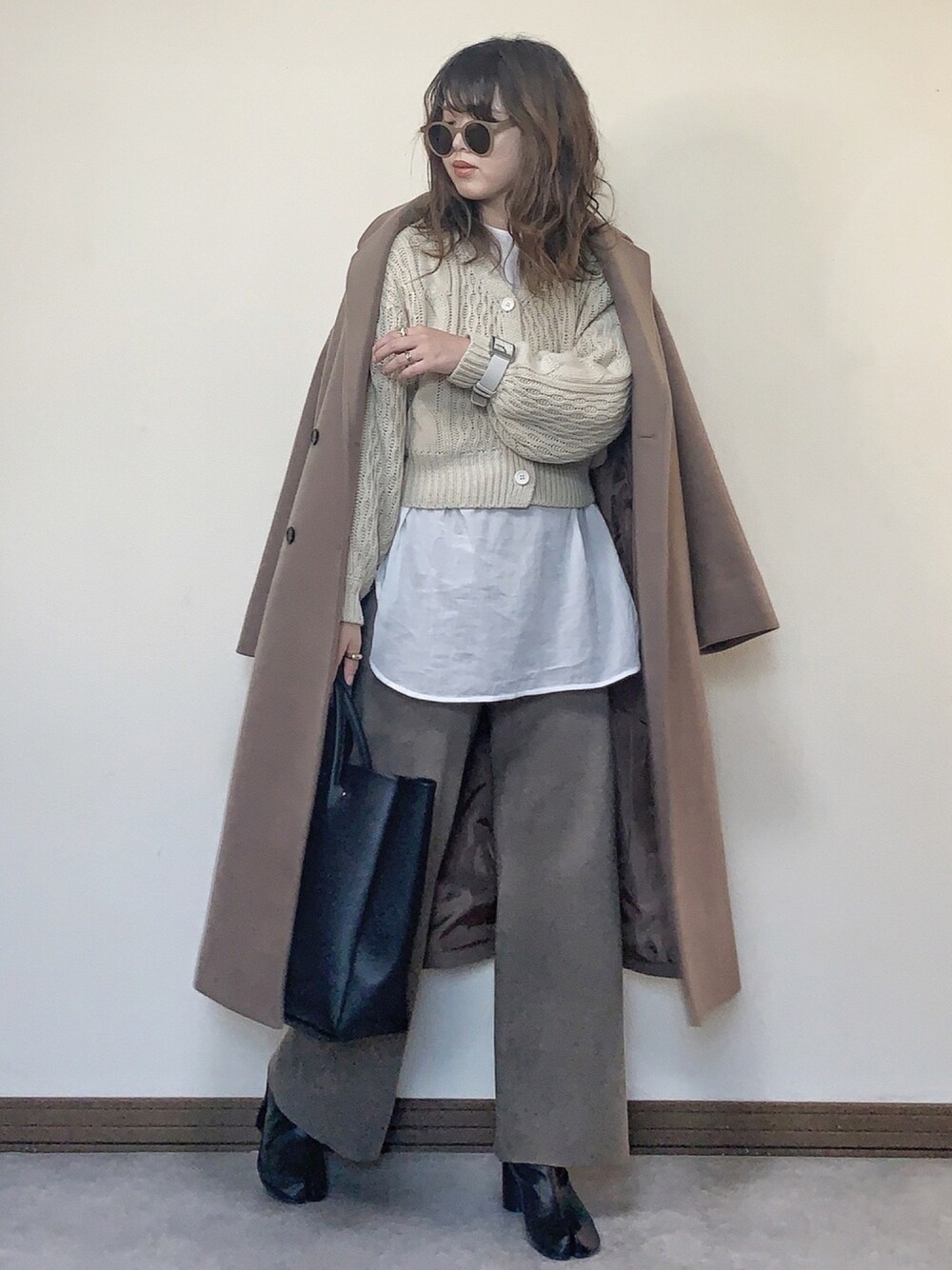 「大人コーデ、ゆるコーデ、リブパンツ、ニットパンツ、ケーブルニット、レイヤードスタイル、シアートップス、カーディガン、ロングコート、マルチサイズ」｜「WYTHEの【WYTHE】ベルテッドチェスターコート オーバーサイズ FREE（チェスターコート、ブラウン系）」を使った、Miiさん（レディース・159cm）の冬コーディネートの1枚目の写真