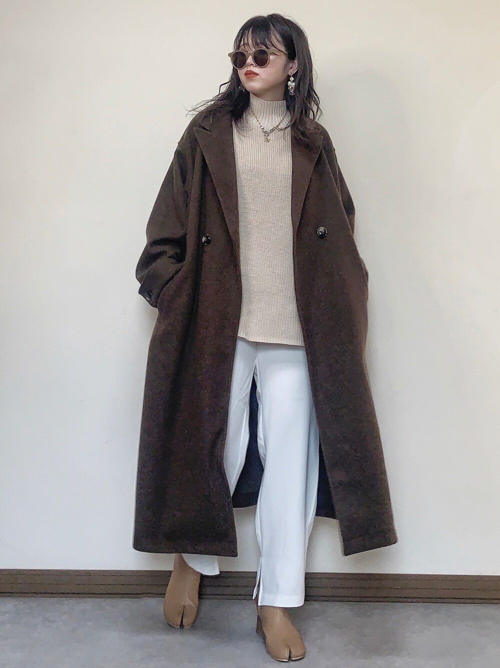 「オーバーサイズ、オーバーコート、ハイネック、ハイネックニット、GU、スリットパンツ、白パンツ、足袋ブーツ、ラテカラー、プチプラ」｜「Ambre Neigeのオーバーコート／【WEB/EC限定商品】（チェスターコート、ブラウン系）」を使った、Miiさん（レディース・159cm）の冬コーディネートの1枚目の写真