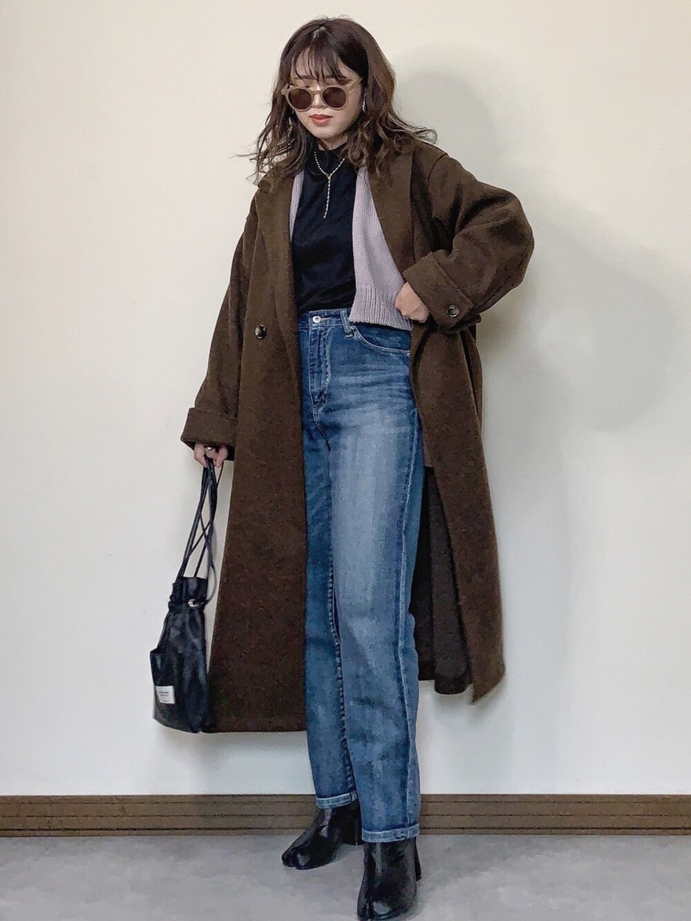「ロングコート、カーディガン、レザーLOVEスナップ、デニム、巾着バッグ、レイヤードスタイル、ショートブーツ、ブラウンコーデ、オーバーコート、ラベンダー」｜「Ambre Neigeのオーバーコート／【WEB/EC限定商品】（チェスターコート、ブラウン系）」を使った、Miiさん（レディース・159cm）の冬コーディネートの1枚目の写真