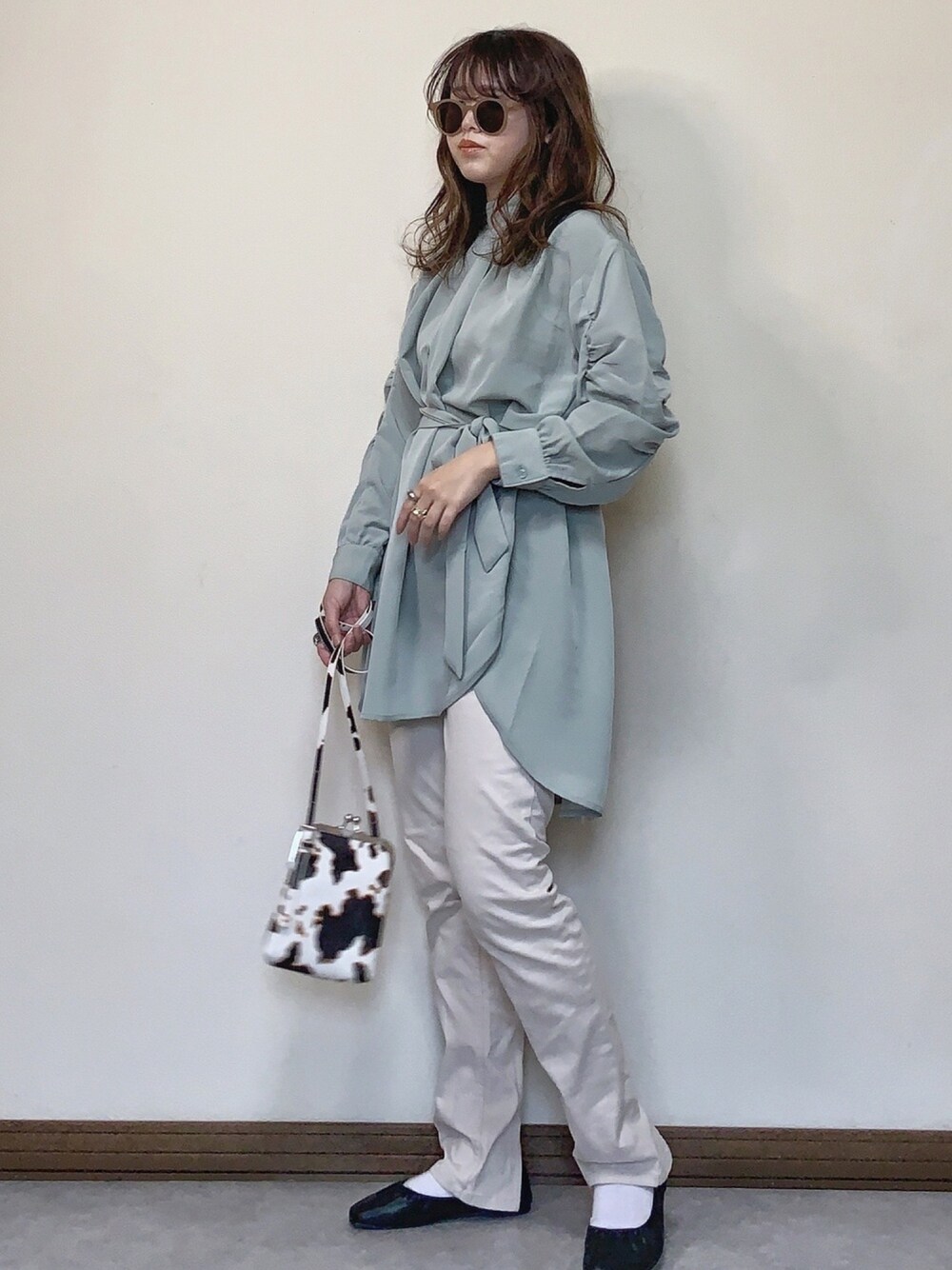 グリーン系のシャツ/ブラウス、ホワイト系のその他パンツ、その他のショルダーバッグを着用したレディースの冬コーディネートの1枚目の写真