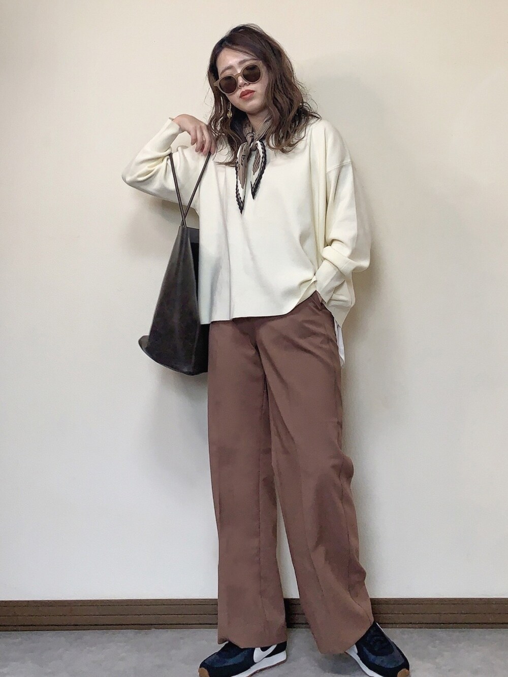「春コーデ、AmbreNeige、socolla、UNIQLO U、ユニクロ、NIKE、スニーカー、スカーフ、スカーフアレンジ、ブラウンコーデ」｜「socollaの【socolla】バックスリットレイヤード風ニット（ニット/セーター、ホワイト系）」を使った、Miiさん（レディース・159cm）の冬コーディネートの1枚目の写真