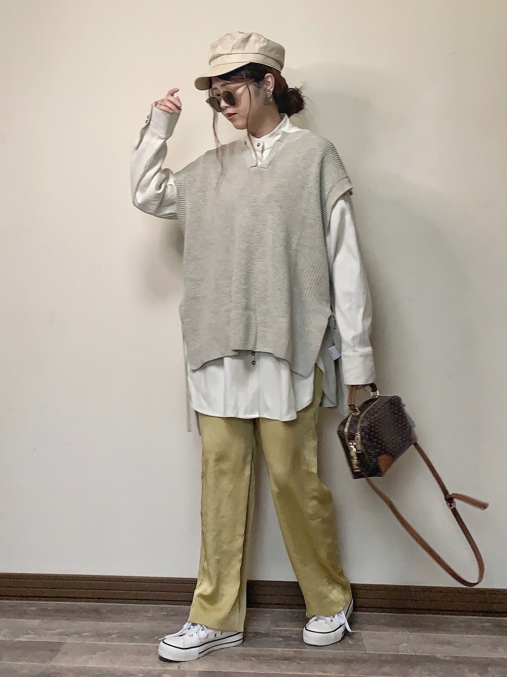 「レイヤードスタイル、ベスト、ニットベスト、シャツスタイル、カラーパンツ、イエロー、イチヨンプラス、AmbreNeige、春コーデ、白スニーカー」｜「Ambre Neigeのサイドスリットベスト／【WEB/EC限定商品】（ベスト、ホワイト系）」を使った、Miiさん（レディース・159cm）の春コーディネートの1枚目の写真