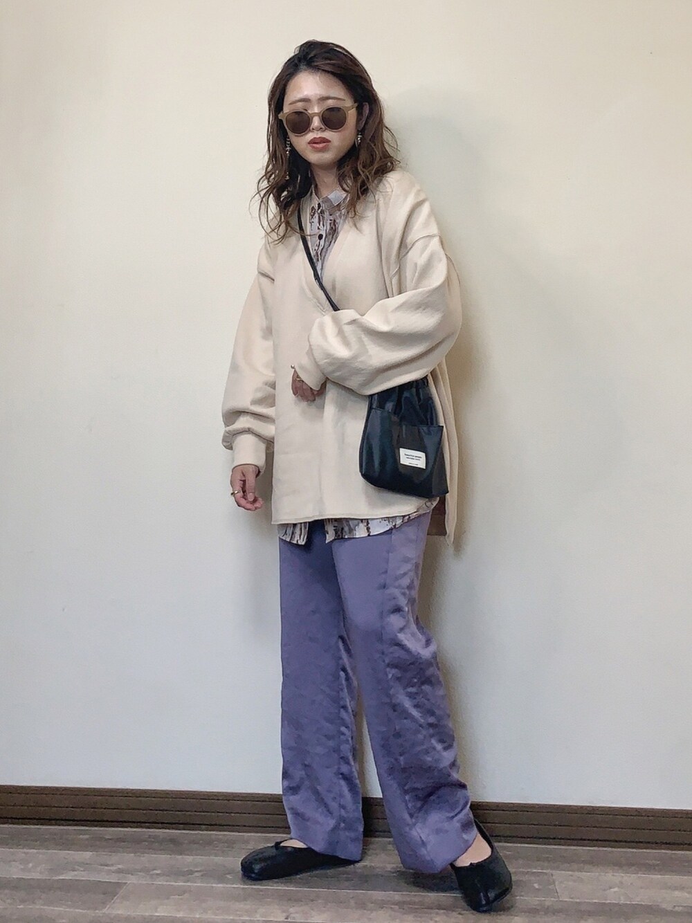 「春めきシューズ、足袋バレエ、レイヤードスタイル、Vネック、カラーパンツ、サテンパンツ、柄シャツ、シャツスタイル、AmbreNeige、春コーデ」｜「Ambre NeigeのVネックヘビープルオーバー／【WEB/EC限定商品】（スウェット、ホワイト系）」を使った、Miiさん（レディース・159cm）の春コーディネートの1枚目の写真