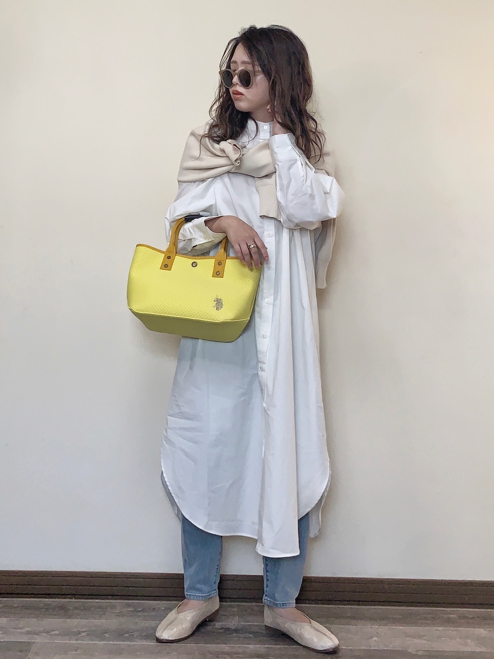 「春めきシューズ、チャイナシューズ、シャツワンピ、シャツワンピース、薄色デニム、カーディガン、イエロー、USポロ、レイヤードスタイル、デニムパンツ」｜「LIPSTARのバックレースアップシャツワンピース（ワンピース、ホワイト系）」を使った、Miiさん（レディース・159cm）の春コーディネートの1枚目の写真