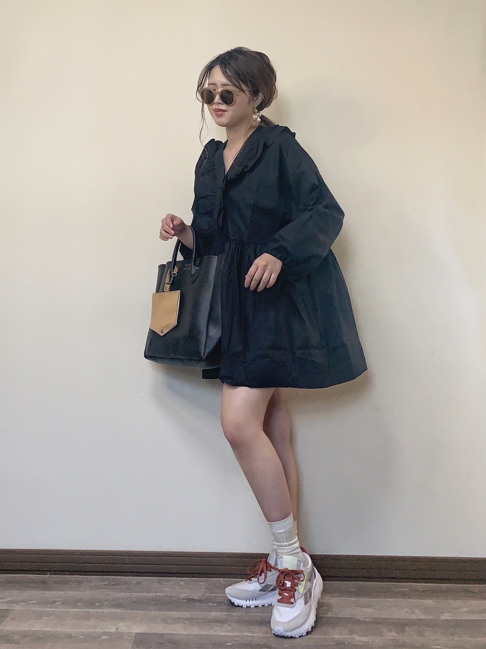 「春めきシューズ、ミニワンピース、フリル、ワンピース、春コーデ、ブラック、スニーカー、ワンピース×スニーカー、Roomy's(Roomy's)、ガーリー」｜「Roomy'sのフリルミニワンピース（チュニック、ブラック系）」を使った、Miiさん（レディース・159cm）の春コーディネートの1枚目の写真