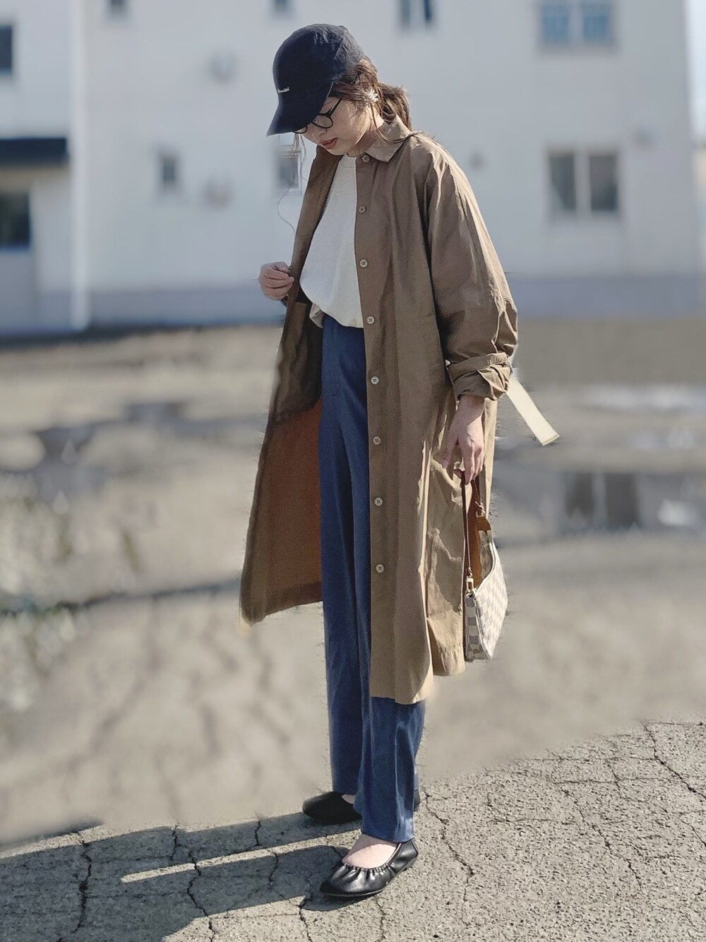 「キャップ、シャツコート、ライトアウター、スプリングコート、サテンパンツ、主役はカラーパンツ、カラーパンツ、メガネ女子、プチプラ、ゆるコーデ」｜「BONbazaarのシャツコート（その他アウター、ベージュ系）」を使った、Miiさん（レディース・159cm）の春コーディネートの1枚目の写真