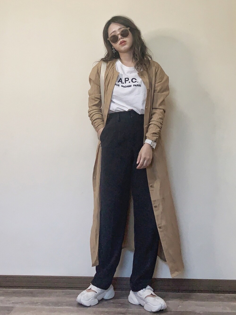 「休日コーデ、休日スタイル、シャツワンピ、ロングシャツ、ロゴT、アクアリフト、ストリート、A.P.C.、ゆるコーデ、UNIQLO」｜「INTER FACTORYのWEARISTA maiko × INTER FACTORY　３wayポケット付Iラインワンピース（シャツワンピース、イエロー系）」を使った、Miiさん（レディース・159cm）の春コーディネートの1枚目の写真