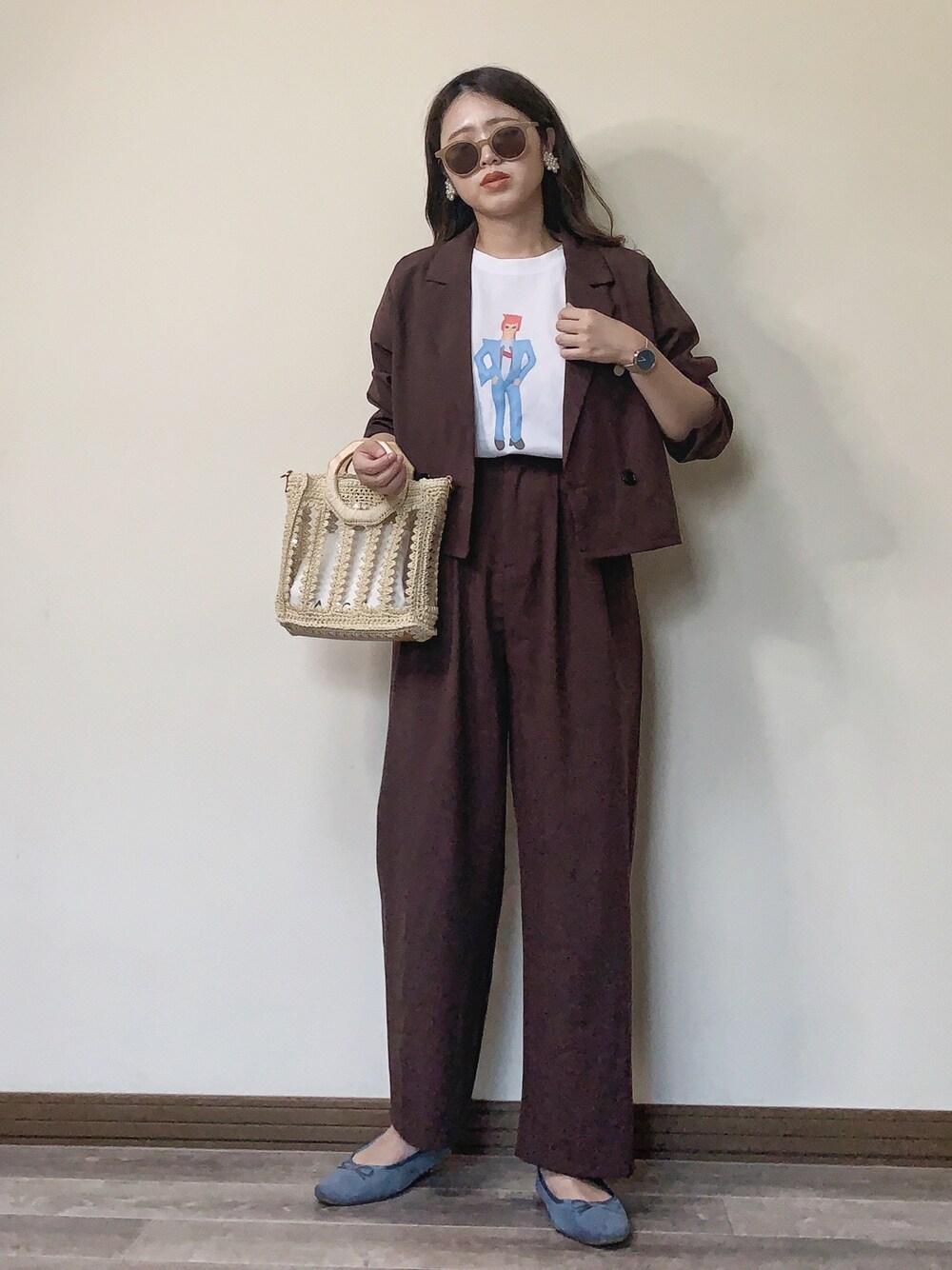 「休日スタイル、春コーデ、イラストT、プリントT、セットアップ、ブラウンコーデ、Tシャツ、春夏コーデ、オトナカジュアル、ジャケットスタイル」｜「ECRIREのショートジャケットセットアップ（テーラードジャケット、ブラウン系）」を使った、Miiさん（レディース・159cm）の春コーディネートの1枚目の写真