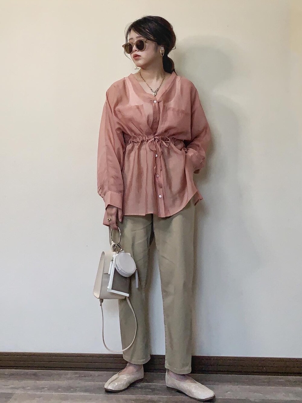 「チノパン、シアーシャツ、シースルー、ピンク、くすみカラー、くすみピンク、マルチサイズ、チャイナシューズ、フラットシューズ、春夏コーデ」｜「CIAOPANICのシアードロストブラウス（シャツ/ブラウス、ピンク系）」を使った、Miiさん（レディース・159cm）の春コーディネートの1枚目の写真