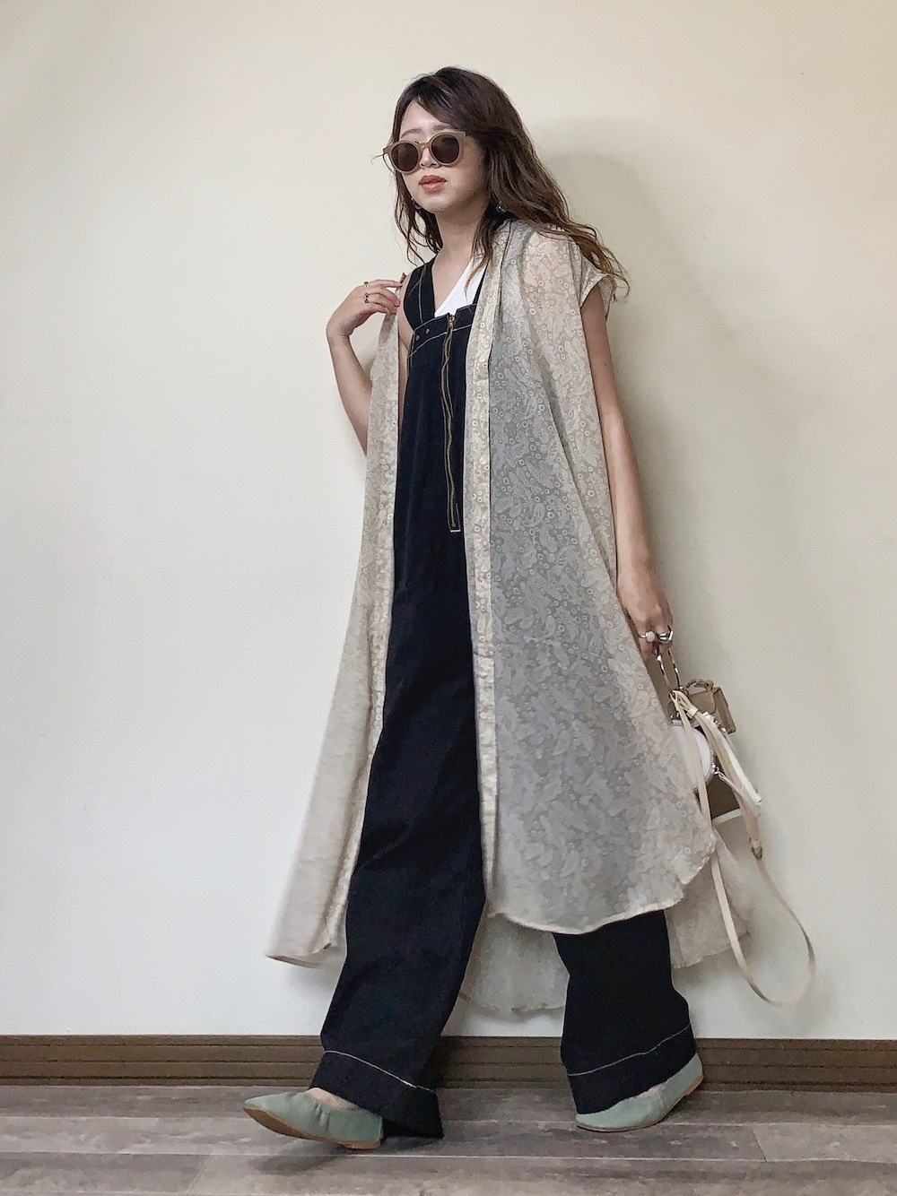 「これが私をアゲる服、シアーシャツ、シアー、ペイズリー、柄ワンピース、シャツスタイル、シャツワンピ、LEE、オーバーオール、サロペット」｜「Leeの【限定カラー】【ユニセックス】バルーンサロペット/オーバーオール（サロペット/オーバーオール、ブラック系）」を使った、Miiさん（レディース・159cm）の春コーディネートの1枚目の写真