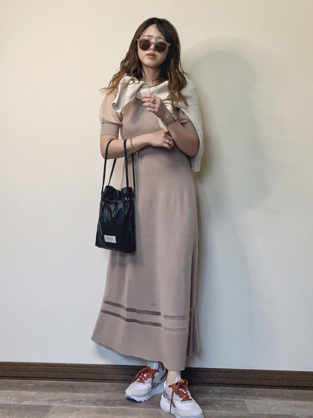 「オトナ女子、ワンピース、シースルー、シアー、パフスリーブ、パワショル、スニーカー、ロングワンピース、巾着バッグ、LagunaMoon」｜「LAGUNAMOONのシアーヤーンニットワンピース（ワンピース、ベージュ系）」を使った、Miiさん（レディース・159cm）の夏コーディネートの1枚目の写真