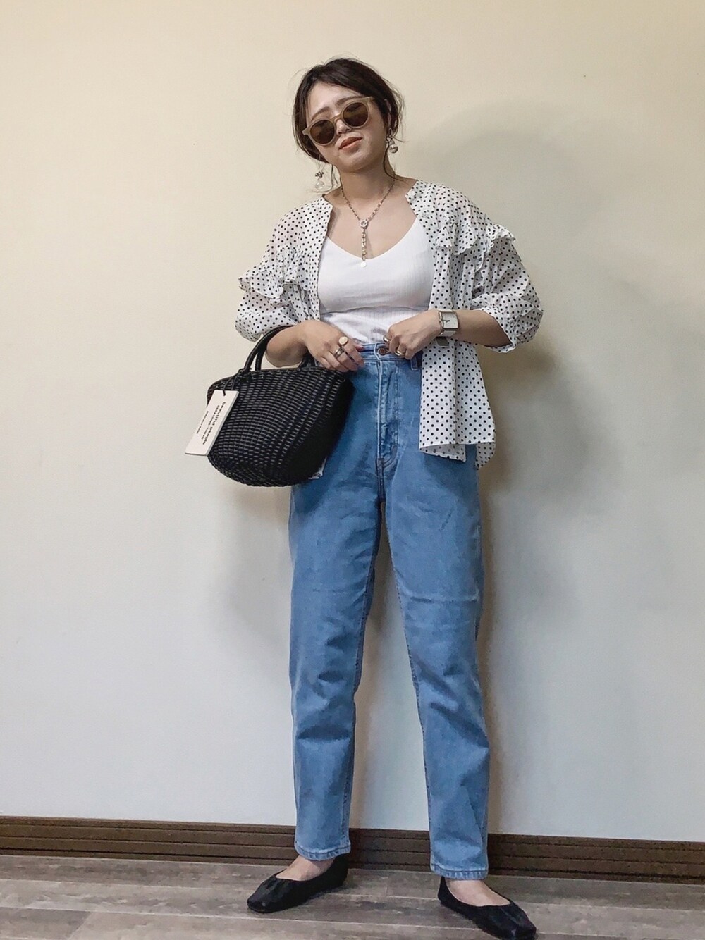 「FREDY&GLOSTER、ドット柄、ブラウス、デニム、デニムパンツ、EDWIN、かごバッグ、beautiful people、フラットシューズ、プチプラ」｜「fredy emueのフリル切替6分袖ブラウス（シャツ/ブラウス、ホワイト系）」を使った、Miiさん（レディース・159cm）の夏コーディネートの1枚目の写真