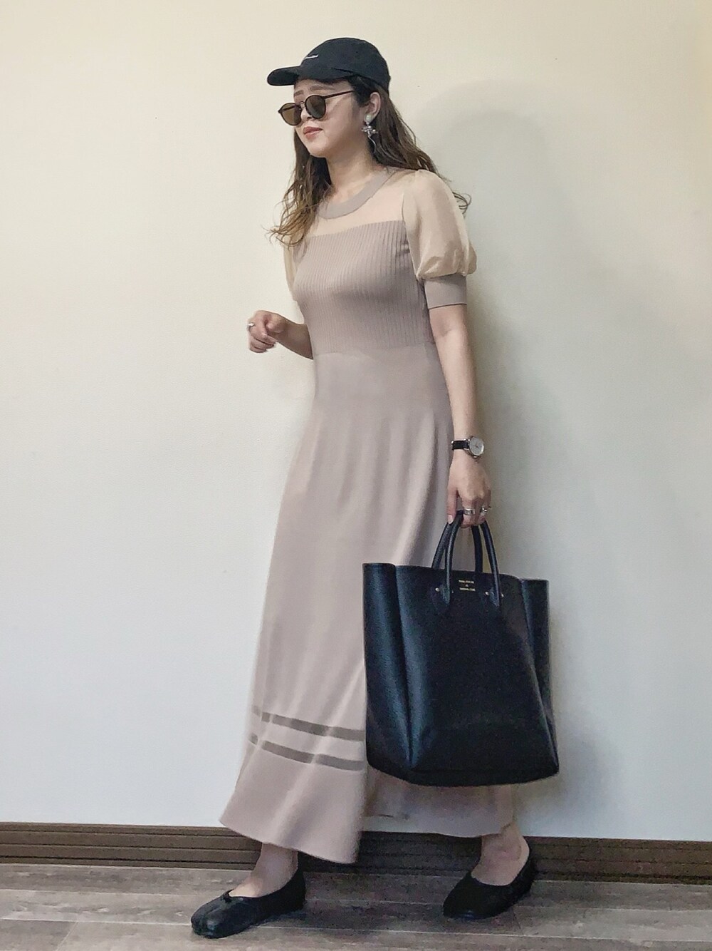 「ベージュコーデ、キャップ、キャップコーデ、オトナ女子、足袋バレエ、LagunaMoon、シアー、シースルー、サングラス、パフスリーブ」｜「LAGUNAMOONのシアーヤーンニットワンピース（ワンピース、ベージュ系）」を使った、Miiさん（レディース・159cm）の夏コーディネートの1枚目の写真