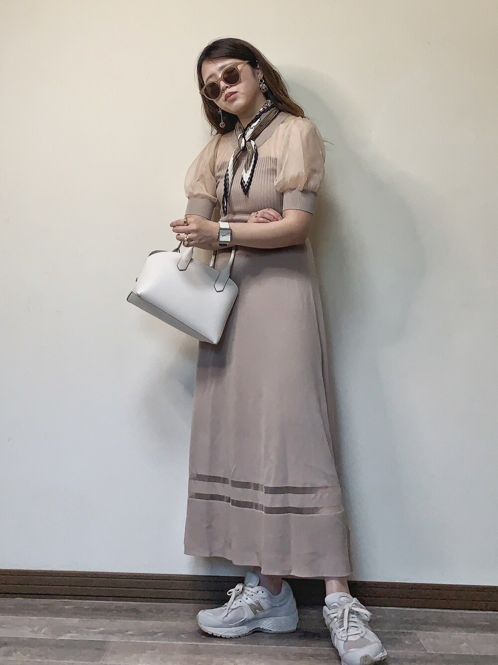 「ワンピース、ワンピース×スニーカー、ニューバランス、New Balance、スカーフ、スカーフアレンジ、ベージュコーデ、LagunaMoon、シアー、シースルー」｜「LAGUNAMOONのシアーヤーンニットワンピース（ワンピース、ベージュ系）」を使った、Miiさん（レディース・159cm）の夏コーディネートの1枚目の写真