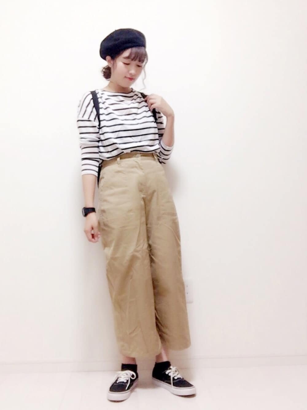 ホワイト系のTシャツ/カットソー、ベージュ系のチノパンツ、ブラック系のショルダーバッグを着用したレディースの秋コーディネートの1枚目の写真