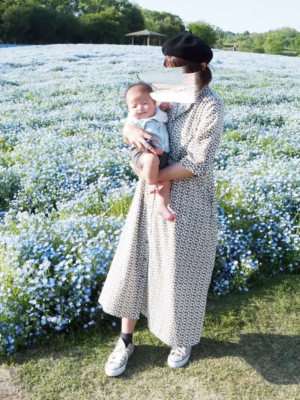 「カジュアル、ラクチンコーデ、大人カジュアル、休日スタイル、スニーカーコーデ、ベレー帽、お花畑、ママファッション」｜「KBFのWEB限定　オープンカラーレトロワンピース（ワンピース、グリーン系）」を使った、eicoさん（レディース・158cm）の春コーディネートの1枚目の写真
