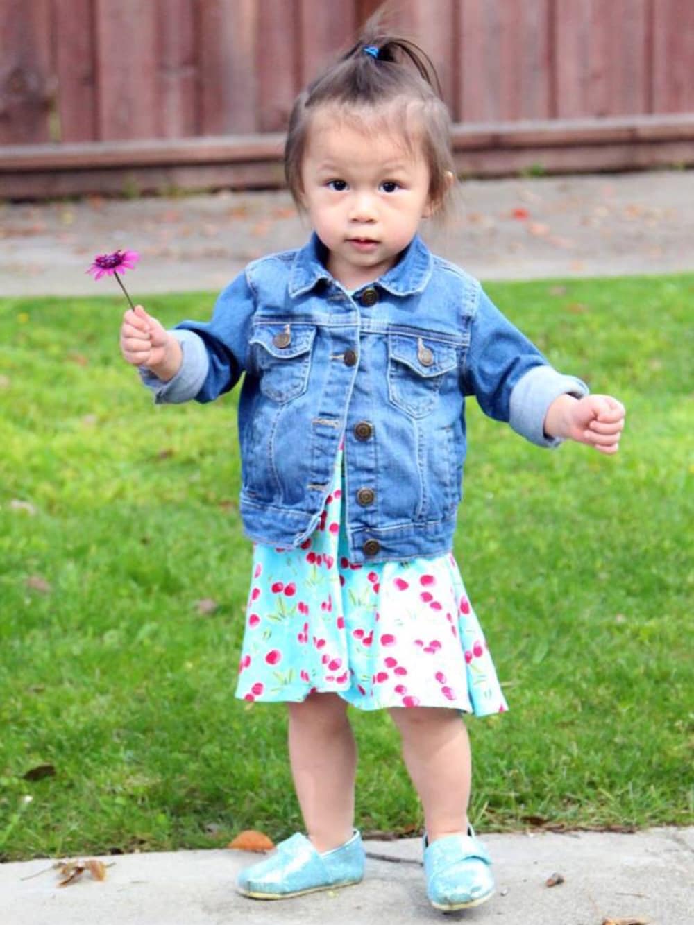 「baby、dress、Cute、Kawaii、sundress、casual、playful、denim、onepiece、fashion」｜「Carter'sのアイテム（デニムジャケット、ブルー系）」を使った、Hello Annieさん（キッズ・61cm）の春コーディネートの1枚目の写真