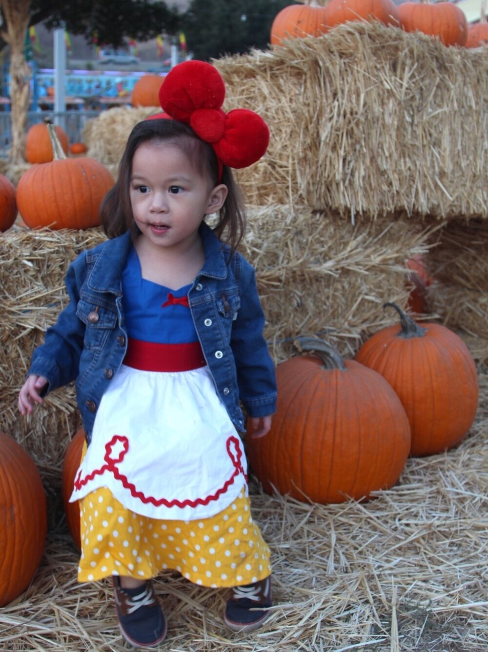 「kids、girl、baby、dress、costume、fall、denim、kidsfashion、disney、SANRIO」｜「H&Mのアイテム（モカシン/デッキシューズ、ブルー系）」を使った、Hello Annieさん（キッズ・74cm）の秋コーディネートの1枚目の写真