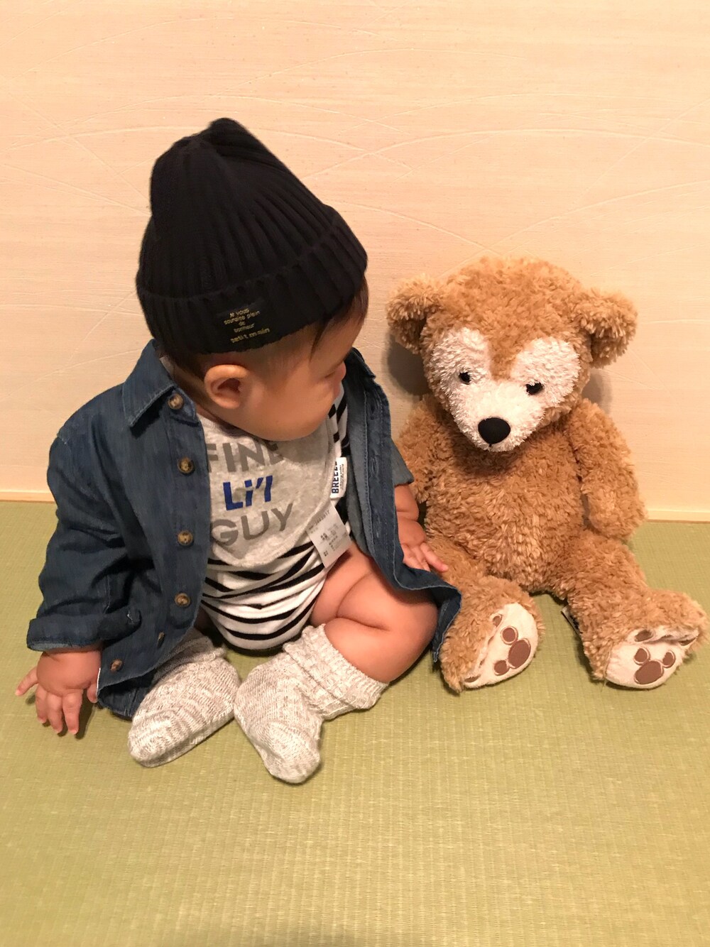 「秋のコーデ、プティマイン、男の子、男の子コーデ、デニムシャツ、赤ちゃんコーデ、生後6ヶ月、ニット帽、ボーダー、西松屋」｜「BREEZEの男児2柄4色スタイ（スタイ/よだれかけ、グレー系）」を使った、swan◡̈⃝ rkaさん（キッズ・60cm）の秋コーディネートの1枚目の写真