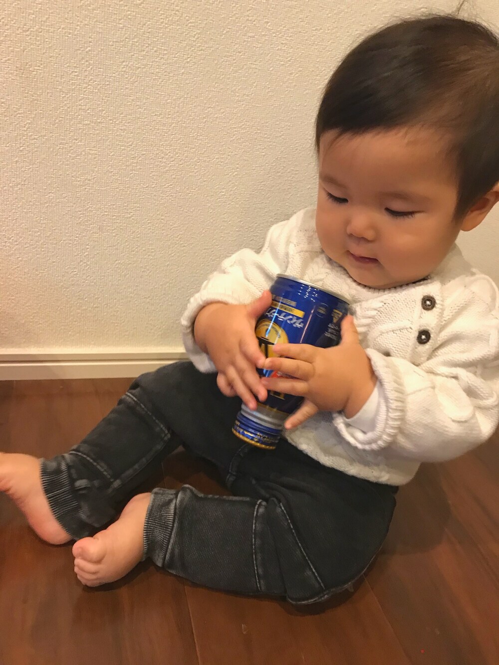 「ニット、ベビーコーデ、キッズコーデ、H&M、冬、白ニット」｜「H&Mのアイテム（ニット/セーター、ホワイト系）」を使った、swan◡̈⃝ rkaさん（キッズ・60cm）の冬コーディネートの1枚目の写真