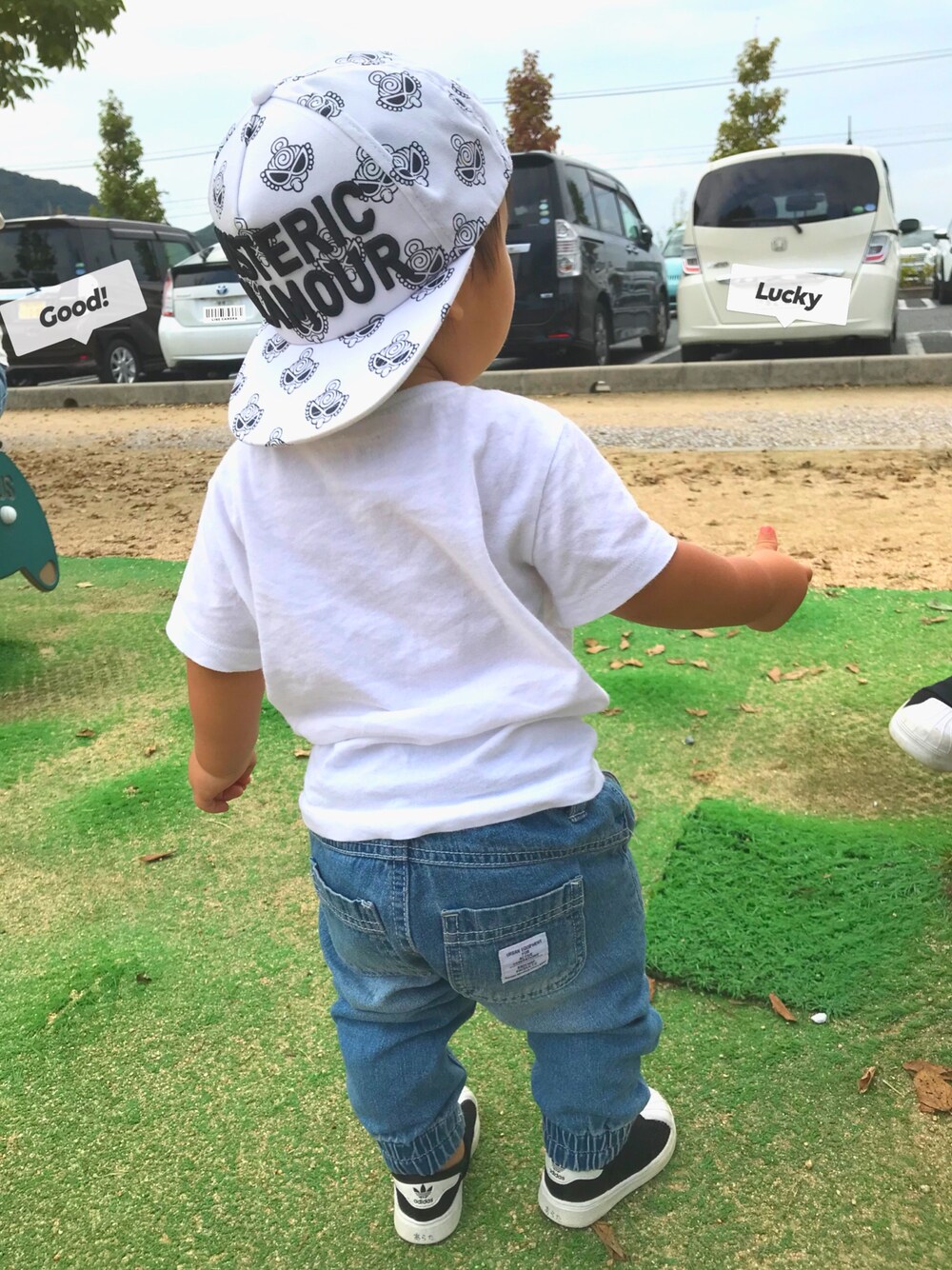 「公園、シンプル、キッズコーデ、1歳、kids、キッズファッション、秋のコーデ」｜「GAPのアイテム（Tシャツ/カットソー、ホワイト系）」を使った、swan◡̈⃝ rkaさん（キッズ・70cm）の秋コーディネートの1枚目の写真