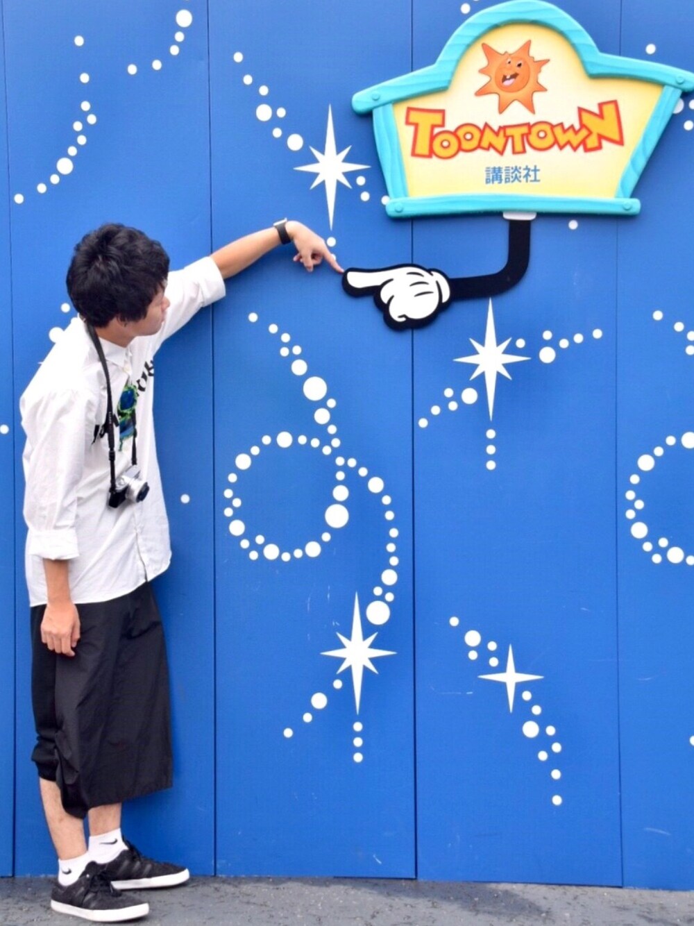 「秋コーデ、休日スタイル、雨の日コーデ、ディズニー、ディズニーコーデ」｜「diddlediddleのアイテム（シャツ/ブラウス、ホワイト系）」を使った、もりもりさん（メンズ・161cm）の秋コーディネートの1枚目の写真