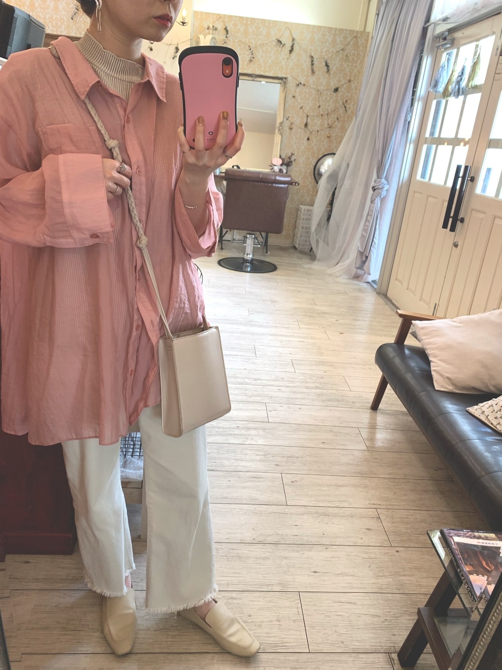 「春色、春コーデ、ピンクシャツ、カジュアルコーデ、透けトップス、透けシャツ、おうちファッション」｜「Kastaneの透けビックシャツ（シャツ/ブラウス、ピンク系）」を使った、Ⓜ︎ｉｙｕ☺︎さん（レディース・152cm）の春コーディネートの1枚目の写真