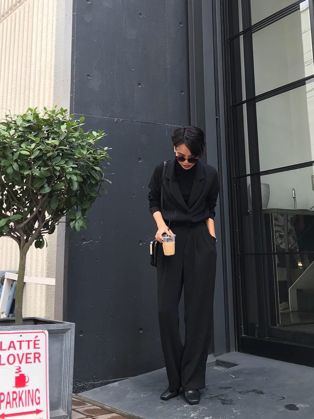 「オールインワン、オールブラック、ダブルボタン、ブーツ、サングラス、マニッシュ、シンプル、結婚式」｜「ANNAHLのアイテム（つなぎ/オールインワン、ブラック系）」を使った、川越由衣さん（レディース・154cm）の秋コーディネートの1枚目の写真