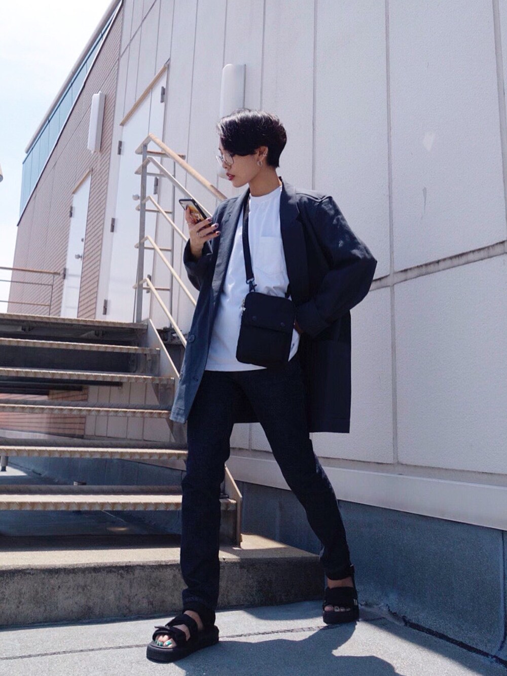 「大人カジュアル、サンダル、デニム、mvsjeans、moussy、ジャケット、めがね、低身長、ラフ、きれいめカジュアル」｜「ANNAHLのアイテム（ショルダーバッグ、ブラック系）」を使った、川越由衣さん（レディース・154cm）の春コーディネートの1枚目の写真