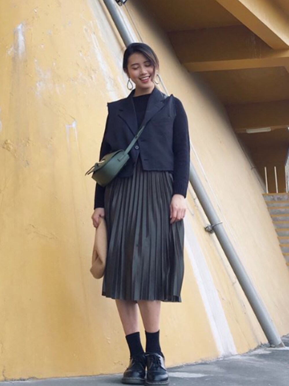 「ootd、outfit、Dr.Martens、プリーツスカート」｜「Dr. Martensのアイテム（ブーツ、ブラック系）」を使った、#HeidiStyleさん（レディース・161cm）の春コーディネートの1枚目の写真