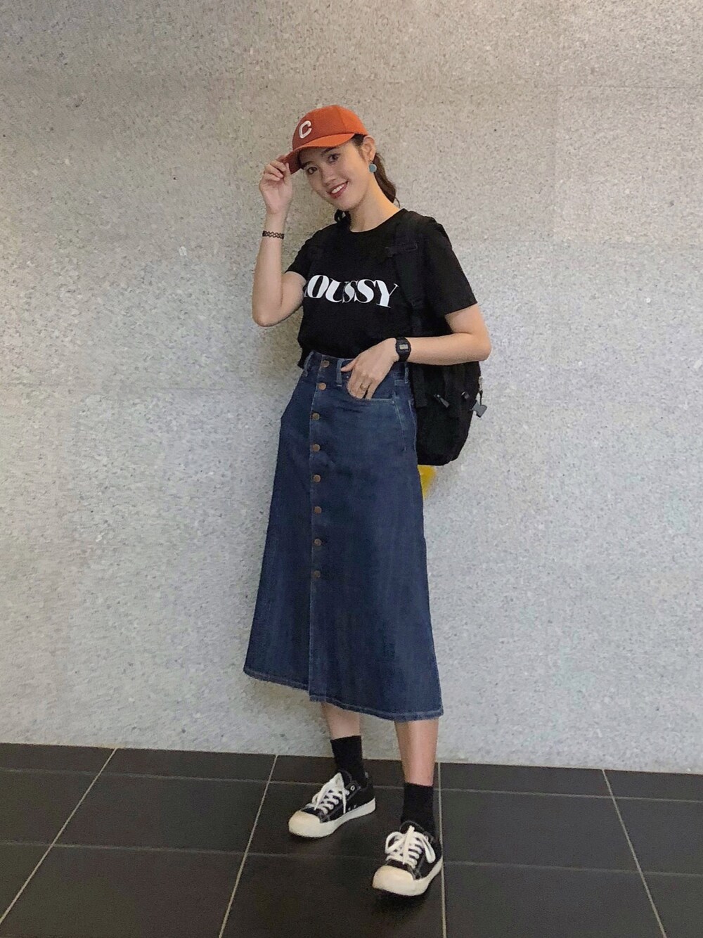 「デニムスカート、moussy、シンプル、カジュアル」｜「MOUSSYのMOUSSY LETTERED TSJ（Tシャツ/カットソー、ブラック系）」を使った、#HeidiStyleさん（レディース・161cm）の春コーディネートの1枚目の写真