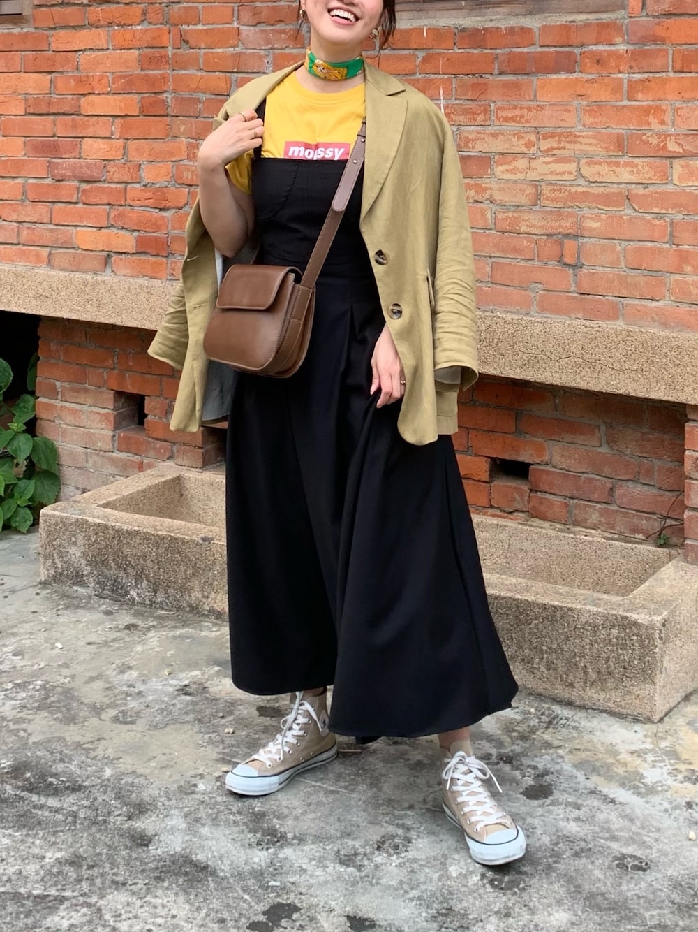 「コンバース、スニーカー、Tシャツ、ジャケット、大人カジュアル、ZARA、converse、球鞋、T-SHIRT、moussy」｜「ear studioのアイテム（ワンピース、ブラック系）」を使った、#HeidiStyleさん（レディース・160cm）の春コーディネートの1枚目の写真