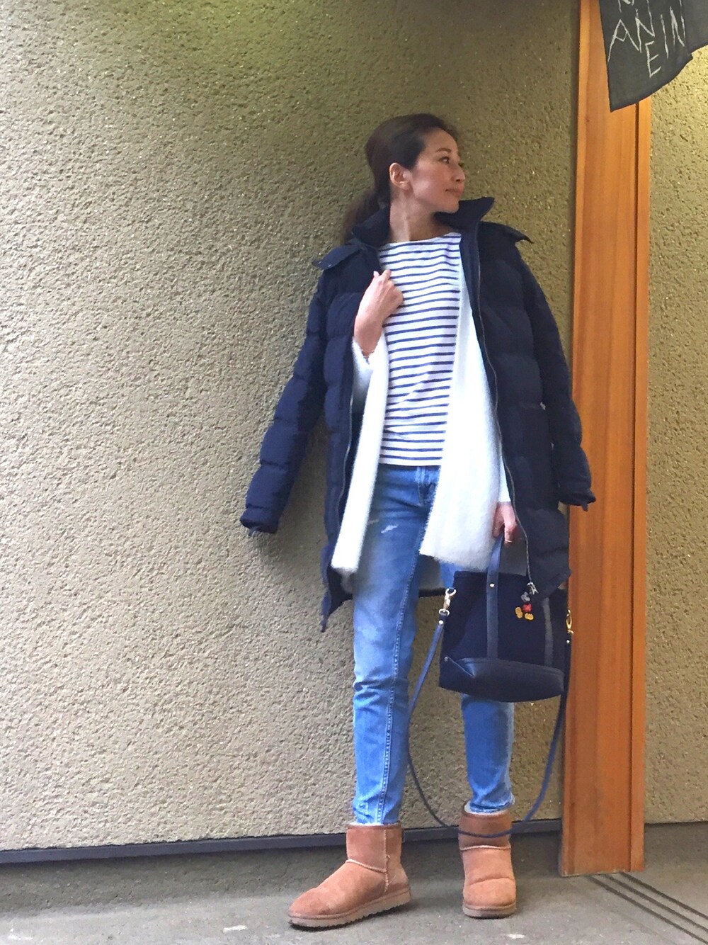 「冬コーデ、ダウンコート、ロンハーマン、GU、ZARA、UGG、RonHerman、大人カジュアル、ネイビー、カジュアル」｜「RonHerman VINTAGEのアイテム（Tシャツ/カットソー、ホワイト系）」を使った、Honey_conaさん（レディース・164cm）の冬コーディネートの1枚目の写真