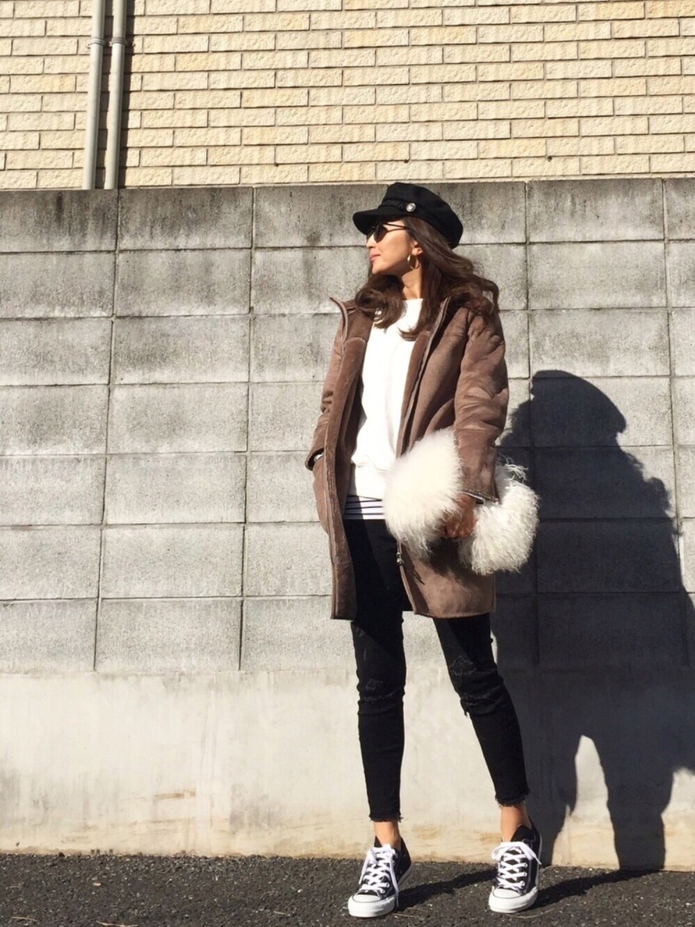 「converse、大人カジュアル、GU、UNIQLO、極暖ヒートテック、モノトーン、moussy、AZULbymoussy、マリンキャップ、ムートンコート」｜「le.coeur blancのフェイクムートンフードジップコート（ムートンコート、ブラウン系）」を使った、Honey_conaさん（レディース・164cm）の冬コーディネートの1枚目の写真