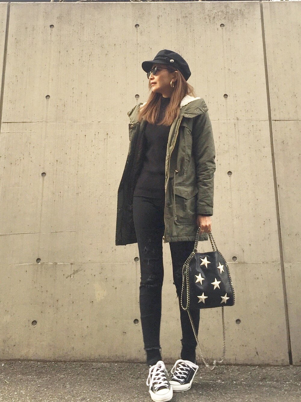 「コンバース、AZUL by moussy、moussy、大人カジュアル、楽チンコーデ、Stella McCartney、ブラックコーデ、ママコーデ、プチプラコーデ、RIM.ARK」｜「C&C Californiaのアイテム（モッズコート、グリーン系）」を使った、Honey_conaさん（レディース・164cm）の冬コーディネートの1枚目の写真