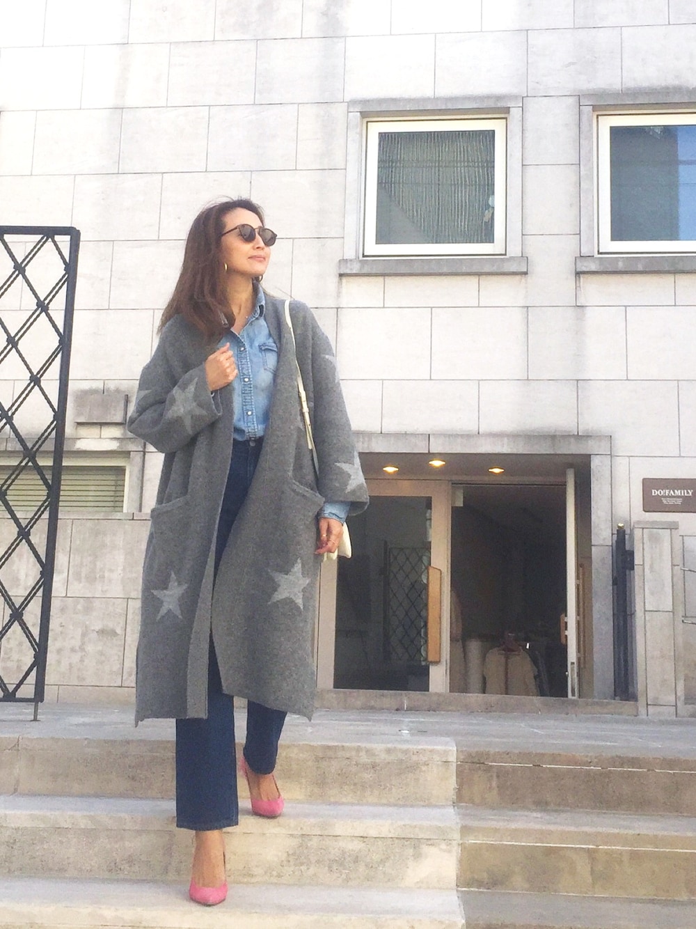 「デニムスタイル、大人カジュアル、ママコーデ、ブチプラコーデ、AZULbymoussy、MilaOwen、CELINE、manolo blahnik、シンプルコーデ、デニムオンデニム」｜「Mila Owenのヤク混星柄カーディガン（カーディガン/ボレロ、グレー系）」を使った、Honey_conaさん（レディース・164cm）の冬コーディネートの1枚目の写真