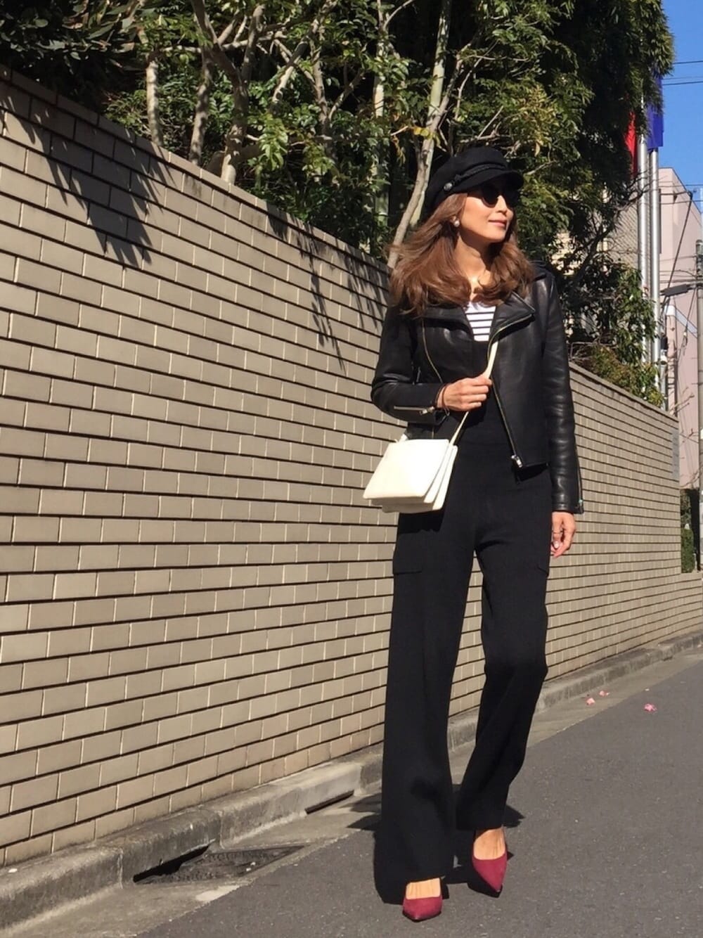 「休日スタイル、オトナカジュアル、moussy、サロペット、モノトーンコーデ、プチプラコーデ、CELINE、GU、ママコーデ、ボーダートップス」｜「MOUSSYのアイテム（キャスケット、ブラック系）」を使った、Honey_conaさん（レディース・164cm）の冬コーディネートの1枚目の写真