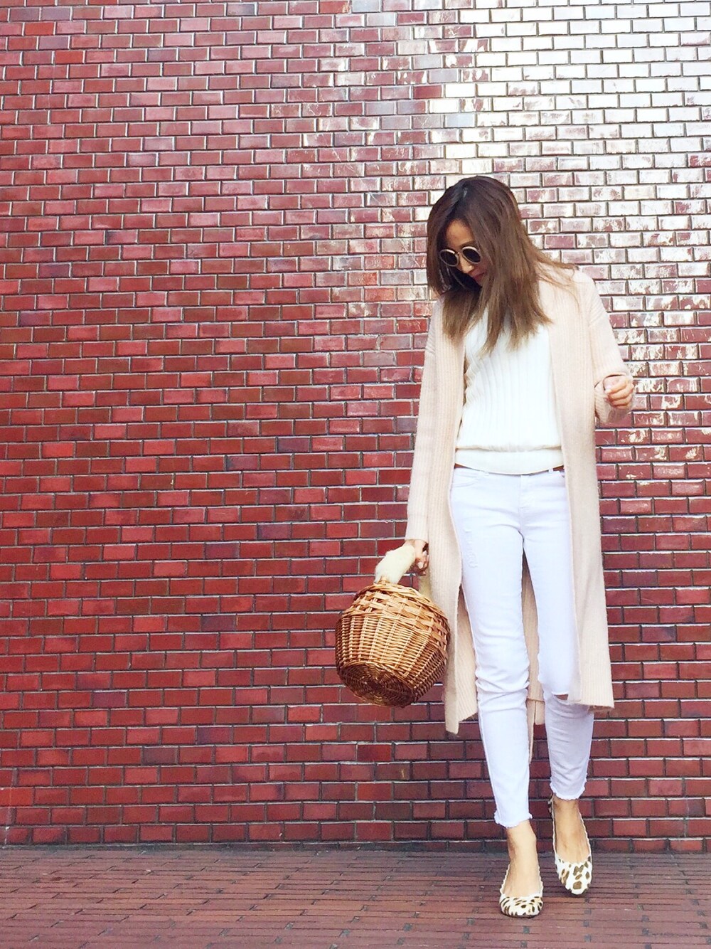 「春色、オトナカジュアル、プチプラコーデ、GU、UNIQLO、かごバッグ、Chloe、ピンク、ホワイトコーデ、レオパード」｜「UNIQLOのアイテム（ニット/セーター、ホワイト系）」を使った、Honey_conaさん（レディース・164cm）の冬コーディネートの1枚目の写真