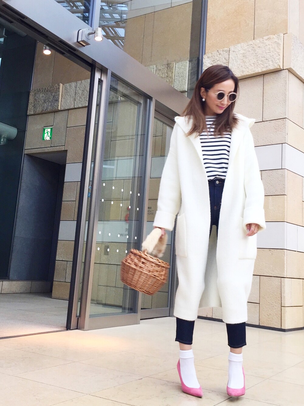 「シンプルコーデ、デニムパンツ、オトナ女子、大人カジュアル、AZULbymoussy、ZARA、manolo blahnik、かごバッグ、GYDA、ママコーデ」｜「GYDAのアイテム（カーディガン/ボレロ、ホワイト系）」を使った、Honey_conaさん（レディース・164cm）の冬コーディネートの1枚目の写真