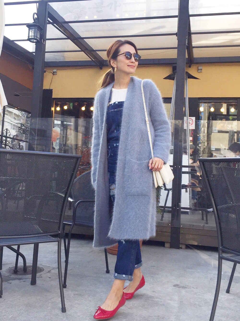 「サロペット、バレエシューズ、オトナカジュアル、シンプルコーデ、ZARA、UNIQLO、プチプラコーデ、ポインテッドトゥ、ママコーデ、CELINE」｜「UNIQLOのアイテム（ニット/セーター、ホワイト系）」を使った、Honey_conaさん（レディース・164cm）の冬コーディネートの1枚目の写真