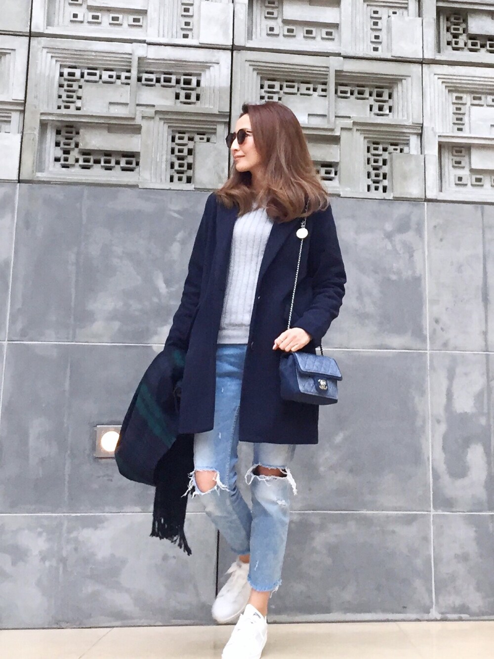 「titivate、ZARA、デニムパンツ、楽チンコーデ、シンプルコーデ、chanel、stan smith、休日スタイル、カジュアルコーデ、UNIQLO」｜「titivateの84cm丈ﾁｪｽﾀｰｺｰﾄ（チェスターコート、ブルー系）」を使った、Honey_conaさん（レディース・164cm）の冬コーディネートの1枚目の写真