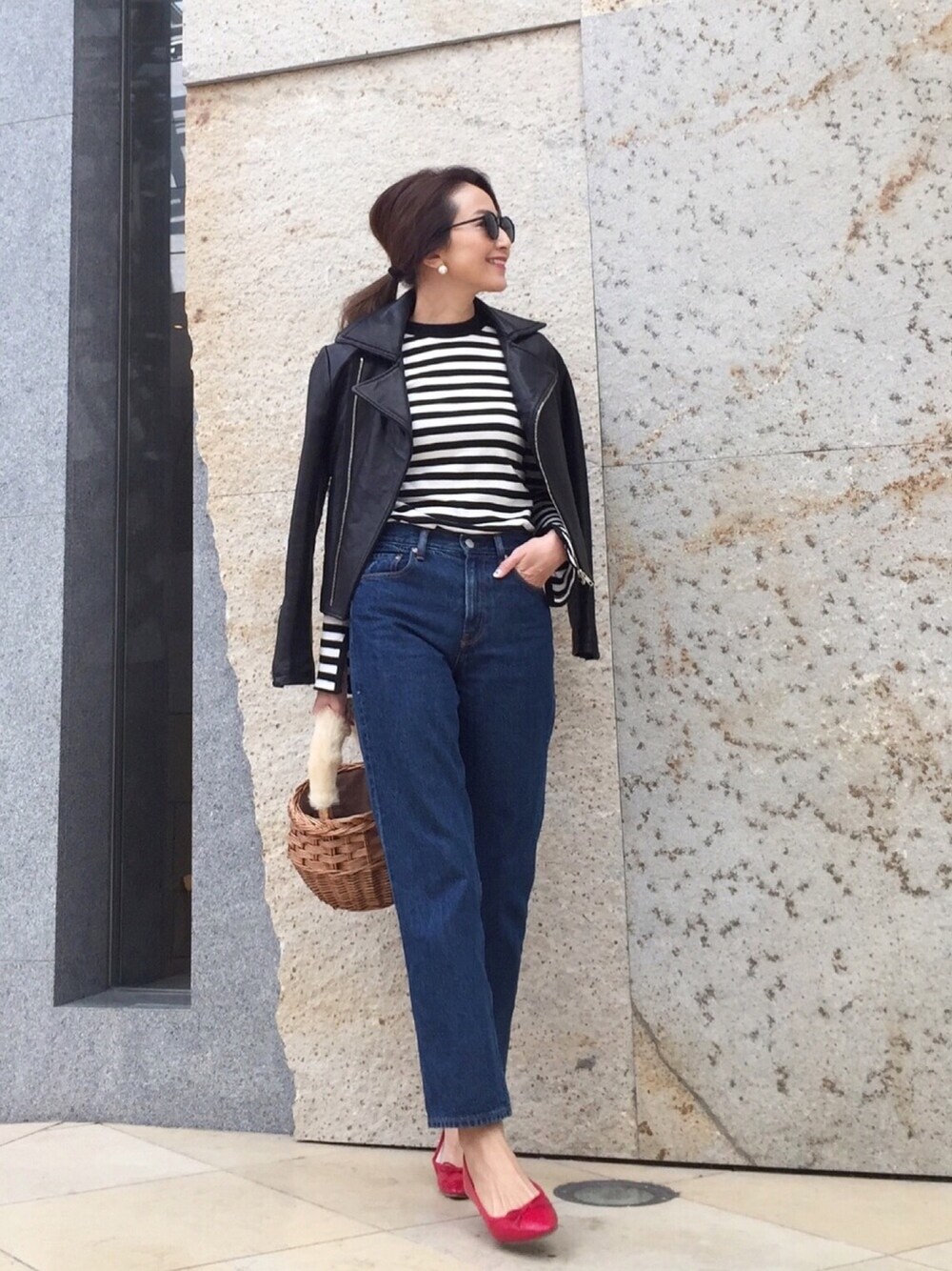 「大人カジュアル、フレンチカジュアル、ボーダー、デニムパンツ、ライダース、AZULbymoussy、moussy、プチプラコーデ、かごバッグ、ママコーデ」｜「MOUSSYのSLIT LONG SLEEVE TOPJ（Tシャツ/カットソー、ホワイト系）」を使った、Honey_conaさん（レディース・164cm）の冬コーディネートの1枚目の写真